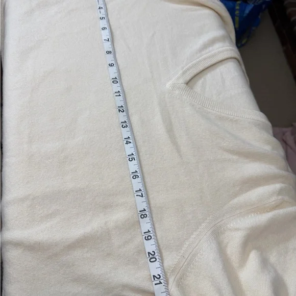 Men's Cream 100% Cashmere V-Neck Sweater, Size Large. - Picture 8 of 12